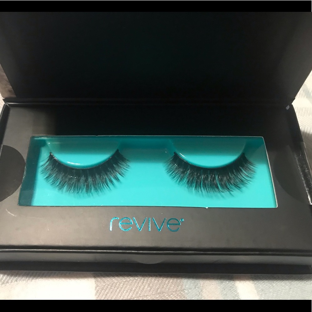 2 sets of false eye lashes